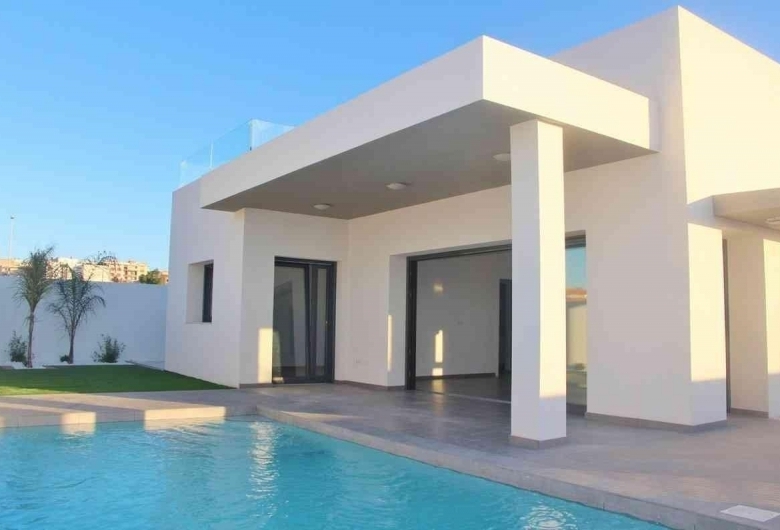 Villa de nueva construción con 3 dormitorios y piscina privada a la venta en Rafal(Alicante)