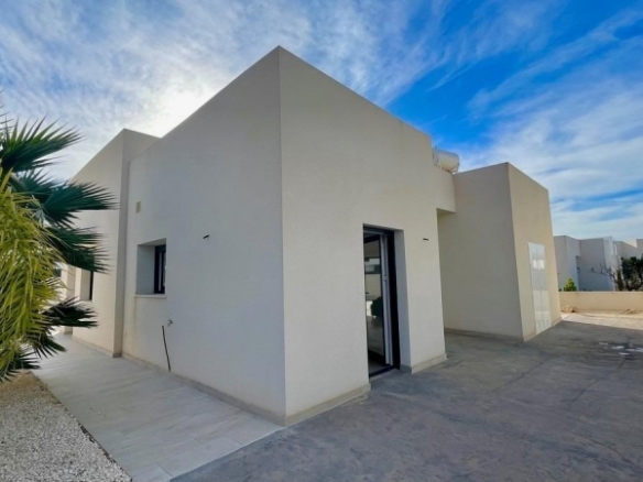 Villa de nueva construción con 3 dormitorios y piscina privada a la venta en Rafal(Alicante)