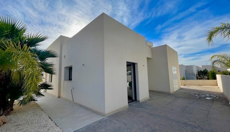 Villa de nueva construción con 3 dormitorios y piscina privada a la venta en Rafal(Alicante)