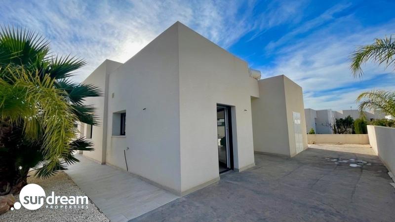 Villa de nueva construción con 3 dormitorios y piscina privada a la venta en Rafal(Alicante)