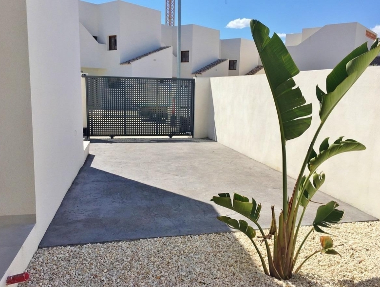 Villa de nueva construción con 3 dormitorios y piscina privada a la venta en Rafal(Alicante)
