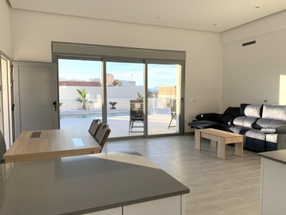 Villa de nueva construción con 3 dormitorios y piscina privada a la venta en Rafal(Alicante)