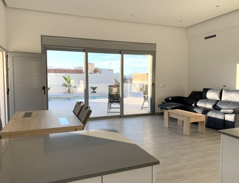 Villa de nueva construción con 3 dormitorios y piscina privada a la venta en Rafal(Alicante)