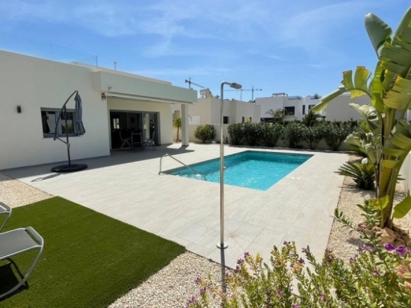 Villa de nueva construción con 3 dormitorios y piscina privada a la venta en Rafal(Alicante)