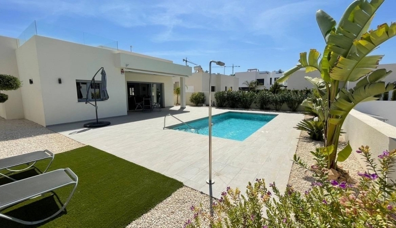Villa de nueva construción con 3 dormitorios y piscina privada a la venta en Rafal(Alicante)