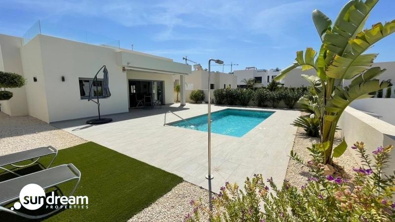 Villa de nueva construción con 3 dormitorios y piscina privada a la venta en Rafal(Alicante)