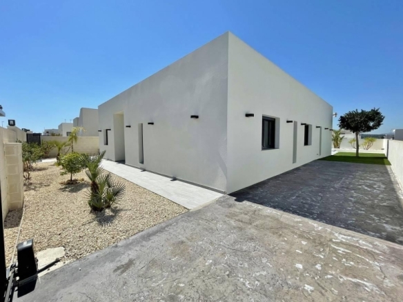 Villa de nueva construción con 3 dormitorios y piscina privada a la venta en Rafal(Alicante)