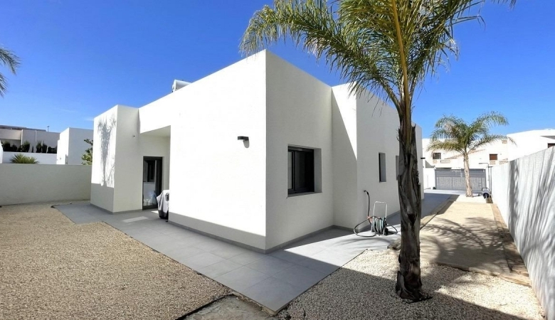 Villa de nueva construción con 3 dormitorios y piscina privada a la venta en Rafal(Alicante)
