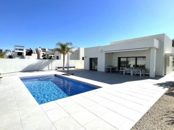 Villa de nueva construción con 3 dormitorios y piscina privada a la venta en Rafal(Alicante)
