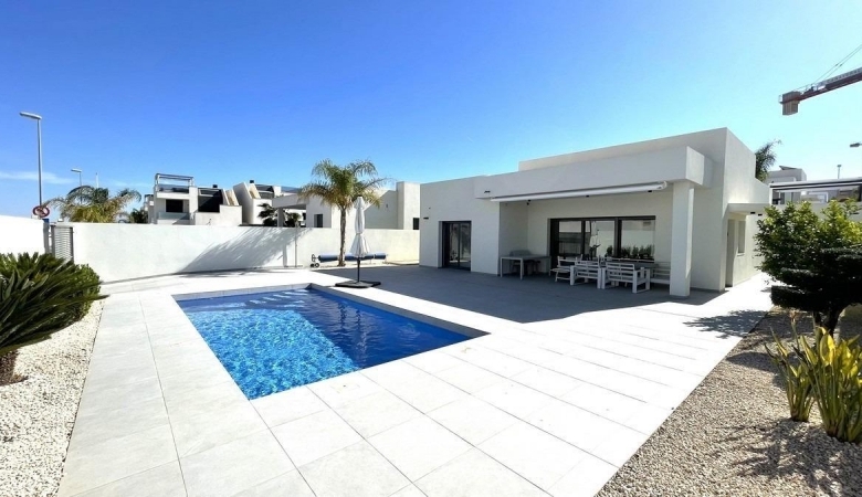 Villa de nueva construción con 3 dormitorios y piscina privada a la venta en Rafal(Alicante)