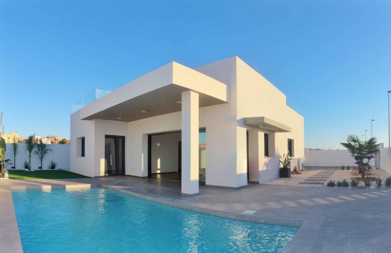 Villa de nueva construción con 3 dormitorios y piscina privada a la venta en Rafal(Alicante)
