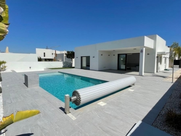 Villa de nueva construción con 3 dormitorios y piscina privada a la venta en Rafal(Alicante)