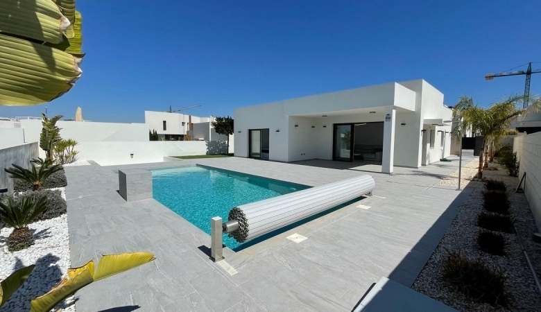 Villa de nueva construción con 3 dormitorios y piscina privada a la venta en Rafal(Alicante)