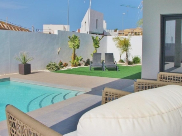 Villa de nueva construción con 3 dormitorios y piscina privada a la venta en Rafal(Alicante)