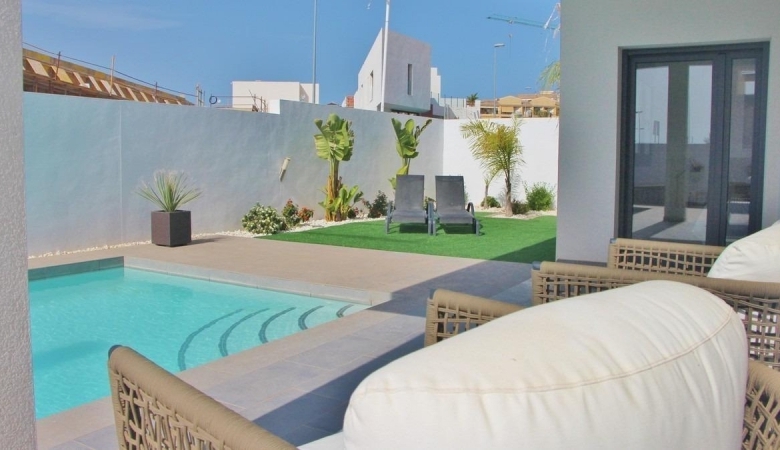 Villa de nueva construción con 3 dormitorios y piscina privada a la venta en Rafal(Alicante)