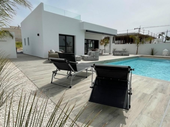 Villa de nueva construción con 3 dormitorios y piscina privada a la venta en Rafal(Alicante)
