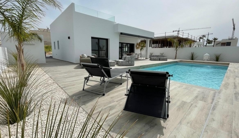 Villa de nueva construción con 3 dormitorios y piscina privada a la venta en Rafal(Alicante)