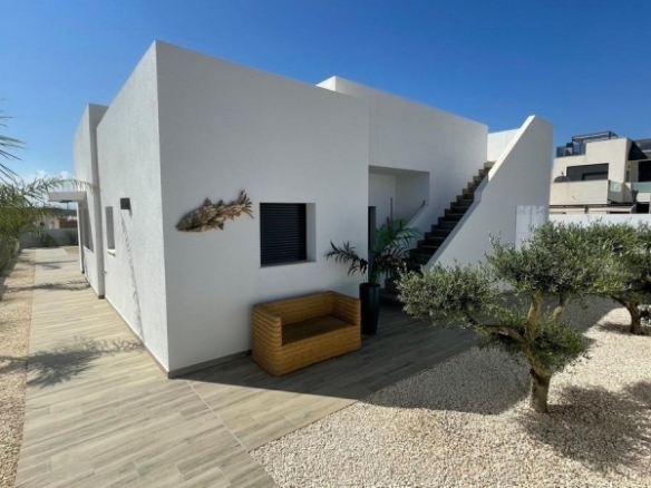 Villa de nueva construción con 3 dormitorios y piscina privada a la venta en Rafal(Alicante)