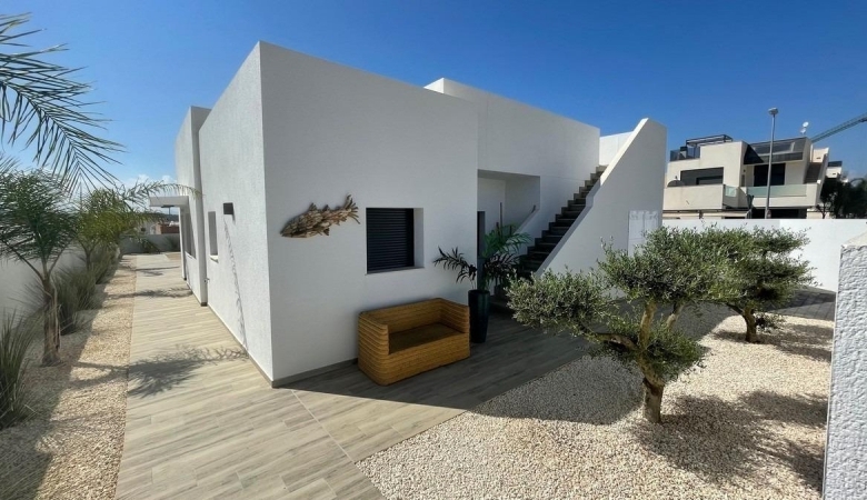 Villa de nueva construción con 3 dormitorios y piscina privada a la venta en Rafal(Alicante)