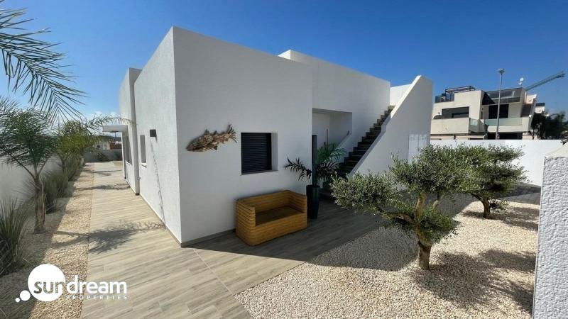 Villa de nueva construción con 3 dormitorios y piscina privada a la venta en Rafal(Alicante)