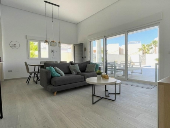 Villa de nueva construción con 3 dormitorios y piscina privada a la venta en Rafal(Alicante)
