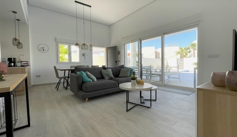 Villa de nueva construción con 3 dormitorios y piscina privada a la venta en Rafal(Alicante)