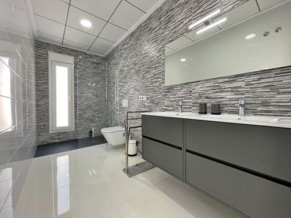 Villa de nueva construción con 3 dormitorios y piscina privada a la venta en Rafal(Alicante)