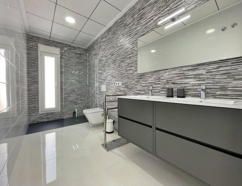 Villa de nueva construción con 3 dormitorios y piscina privada a la venta en Rafal(Alicante)