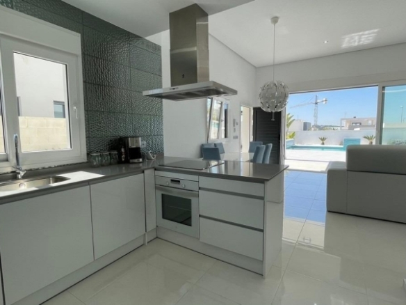Villa de nueva construción con 3 dormitorios y piscina privada a la venta en Rafal(Alicante)