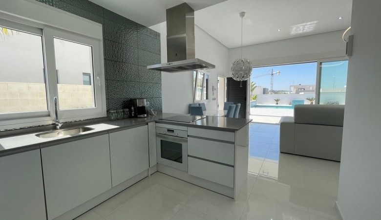 Villa de nueva construción con 3 dormitorios y piscina privada a la venta en Rafal(Alicante)