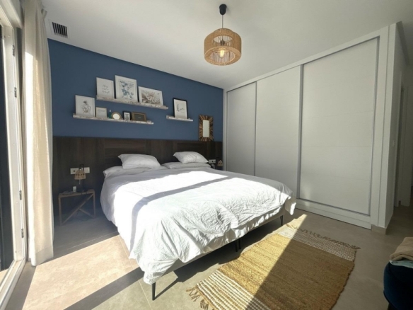 Villa de nueva construción con 3 dormitorios y piscina privada a la venta en Rafal(Alicante)
