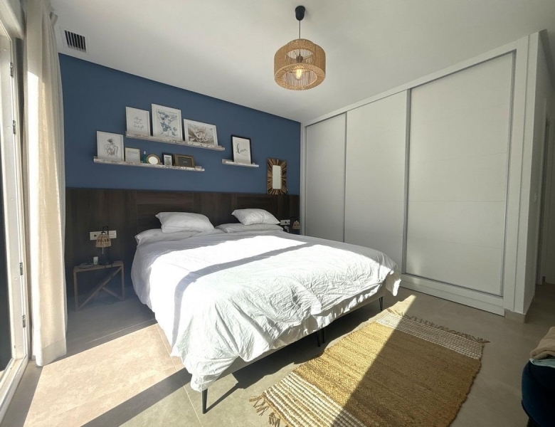 Villa de nueva construción con 3 dormitorios y piscina privada a la venta en Rafal(Alicante)