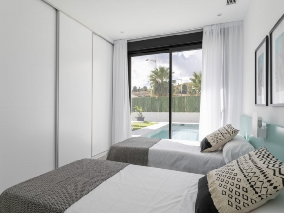 Villa independiente moderna con 3 dormitorios y piscina privada a la venta en Calasparra(Murcia)