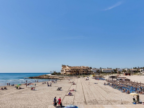 Villa en venta con piscina y garaje en La Zenia