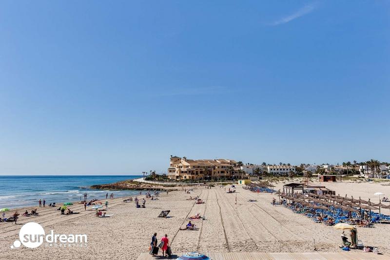 Villa en venta con piscina y garaje en La Zenia