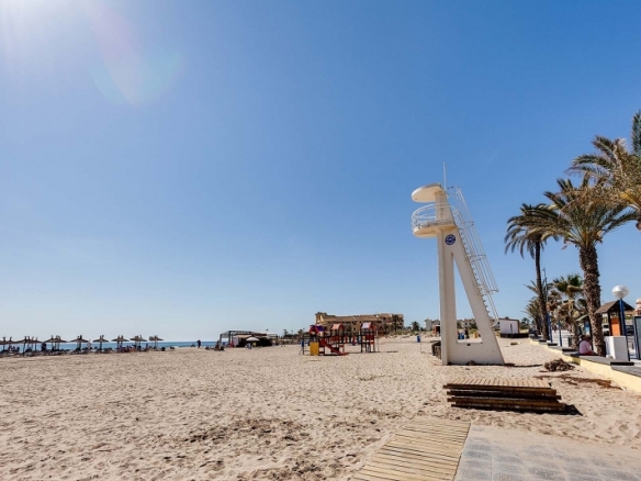 Villa en venta con piscina y garaje en La Zenia