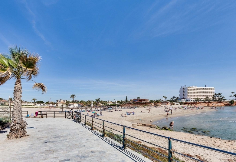 Villa en venta con piscina y garaje en La Zenia