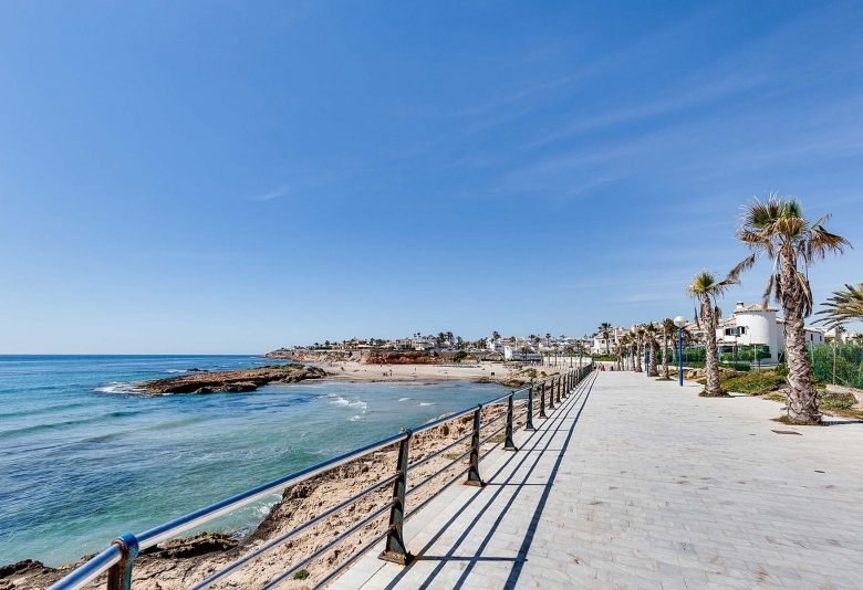 Villa en venta con piscina y garaje en La Zenia