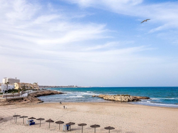 Villa en venta con piscina y garaje en La Zenia