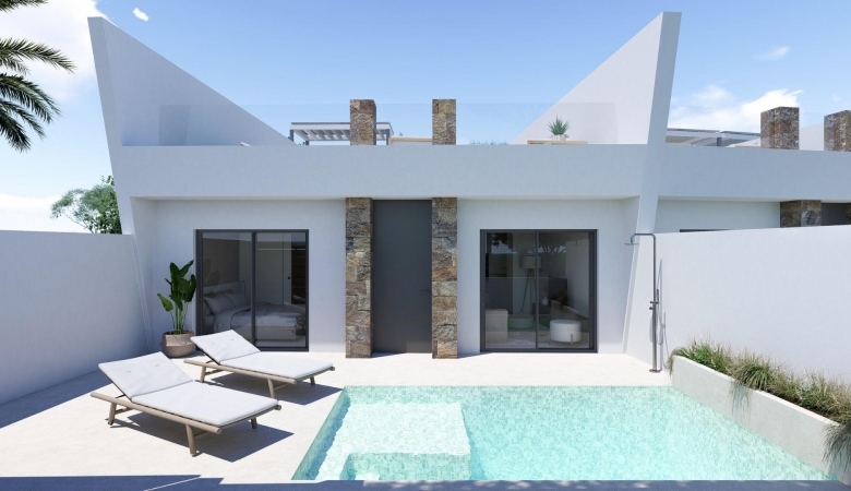 Villa adosada en una sola planta con 2 domitorios, solarium y piscina privada a la venta en Resort-Torre Pacheco