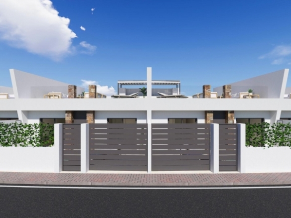 Villa adosada en una sola planta con 2 domitorios, solarium y piscina privada a la venta en Resort-Torre Pacheco