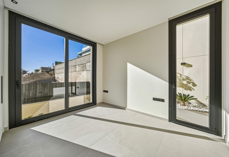 Villa nueva llave en mano con 4 dormitorios y vistas al mar a la venta en La Alberca Polop