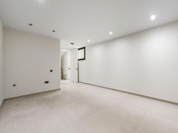 Villa nueva llave en mano con 4 dormitorios y vistas al mar a la venta en La Alberca Polop