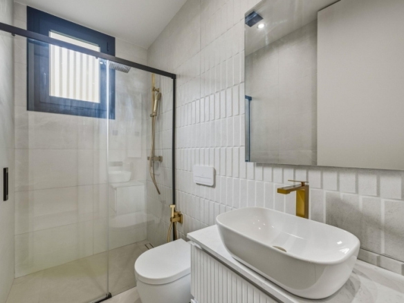 Villa nueva llave en mano con 4 dormitorios y vistas al mar a la venta en La Alberca Polop
