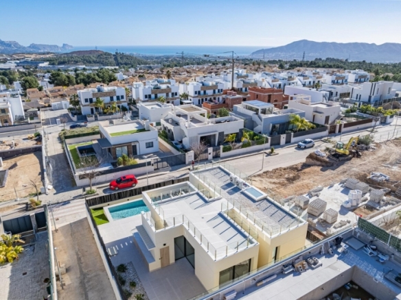 Villa nueva llave en mano con 4 dormitorios y vistas al mar a la venta en La Alberca Polop