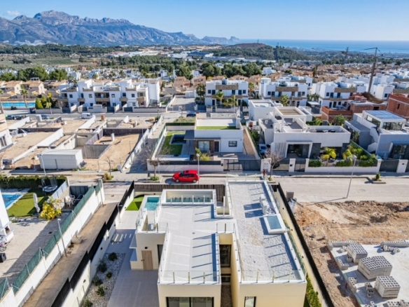 Villa nueva llave en mano con 4 dormitorios y vistas al mar a la venta en La Alberca Polop
