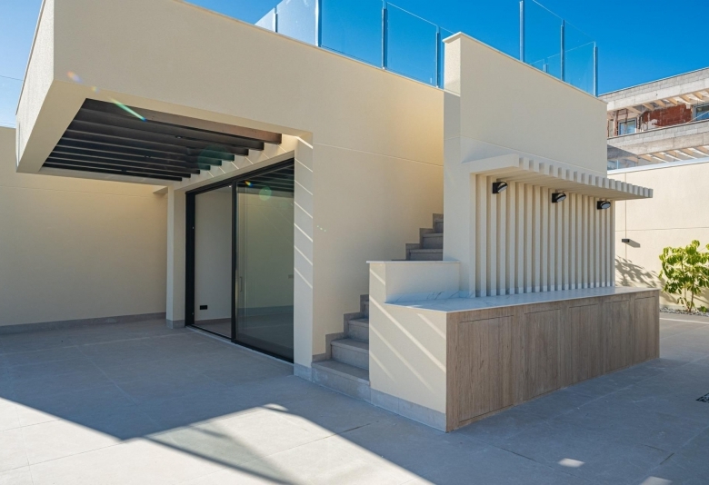 Villa nueva llave en mano con 4 dormitorios y vistas al mar a la venta en La Alberca Polop
