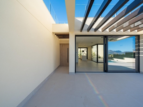 Villa nueva llave en mano con 4 dormitorios y vistas al mar a la venta en La Alberca Polop