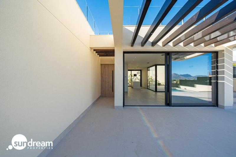 Villa nueva llave en mano con 4 dormitorios y vistas al mar a la venta en La Alberca Polop