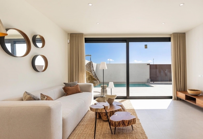Villa de nueva construcción con 3 dormitorios y piscina privada en venta en Los Alcazares.